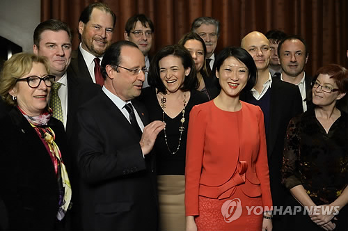Fleur Pellerin (in red) with French President Francois Hollande.   EPA-Yonhap