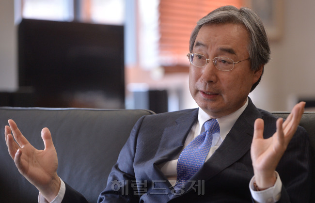 이장영(전금융기관단체인/한국금융연수원원장)
“사마천은 사기(史記)에서 도리부언(桃李不言)이라도 하자성혜(下自成蹊)라고 했습니다. 복숭아나무나 오얏나무는 말을 하지 않아도 그 향기로 사람들이 찾는다는 뜻입니다.”