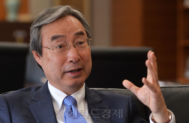 이장영(전금융기관단체인/한국금융연수원원장)
“사마천은 사기(史記)에서 도리부언(桃李不言)이라도 하자성혜(下自成蹊)라고 했습니다. 복숭아나무나 오얏나무는 말을 하지 않아도 그 향기로 사람들이 찾는다는 뜻입니다.”