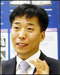 이희춘(기업인/경제기관단체인/사파이어테크놀로지대표이사/벤처기업협회부회장)
사파이어테크놀로지는 지난 2010년부터 2013년까지 총 62억원의 사업비(정부출연금 41억원)를 투자해 연구를 진행한 결과, 기존 방식보다 사파이어 단결정의 생산 원가는 줄이고 생산성을 2배 이상 높인 ‘수직ㆍ수평온도구배법(VHGF)’을 개발했다.