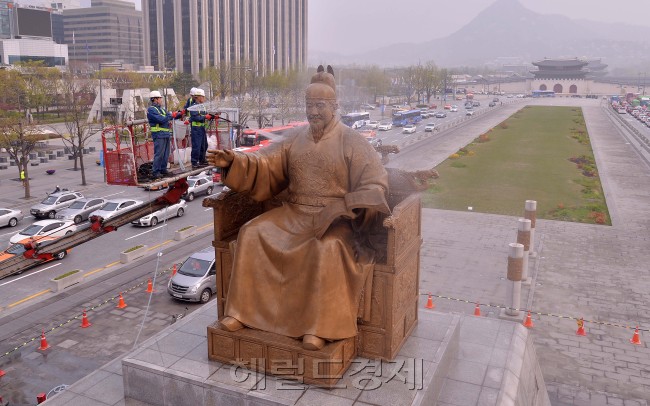 매연과 황사, 미세먼지를 잔뜩 뒤집어 쓰고 있던 광화문 세종대왕상이 봄을 맞아 묵은 때를 벗었다. 10일 오전 서울 광화문광장에서 서울시 관계자들이 세종대왕 동상을 세척하고 있다.