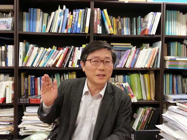 변창흠(교수/세종대학교부교수)
‘4.1대책을 내놓은 정부의 시장인식에 의문이 생긴다. 집 살수록 빚만 는다. 매맷값 오르고 거래량 늘었다는 단순한 데이터로 서민 주거안정성이 높아졌다 할 수 있나…돌보지 못한 사각지대도 상당하다’