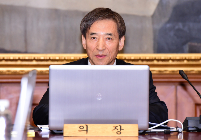 이주열(한은총재/한국은행총재)
이주열 한국은행 총재는 10일 환율변동성이 증대돼 쏠림현상이 지속될 경우 외환시장 안정을 위한 조처를 취하겠다는 입장을 밝혔다. 수요 부문에서 물가 상승압력이 생기면 기준금리를 선제적으로 올릴 수 있음도 시사했다.