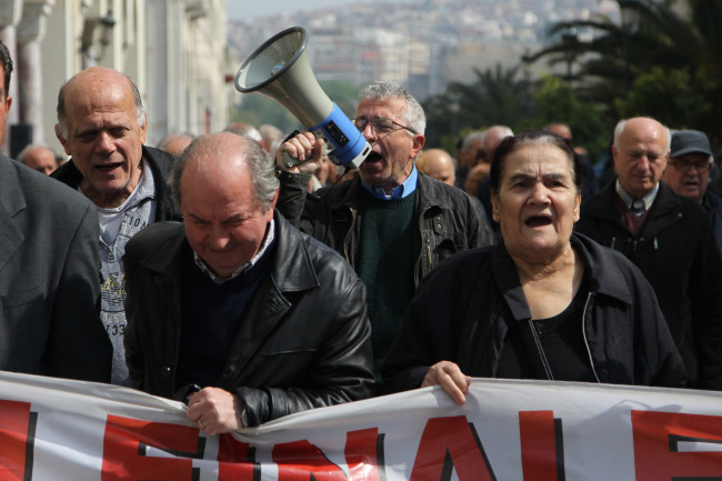 Pensioners shout anti-austerity slogans outside the Health Ministry office in the northern Greek port city of Thessaloniki on Wednesday.   AP-Yonhap