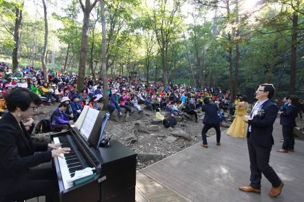 (사진설명 주말마다 계족산 황톳길에서 열리는 맥키스오페라 ‘뻔뻔한 클래식’ 숲속음악회)
대전에 위치한 계족산 황톳길이 오는 12일 오후 3시부터 ‘숲속음악회’와 함께 문을 활짝 연다. 계족산 황톳길은 고객 중심의 ‘색다른 주류문화’를 선도하는 주류회사 맥키스社(옛 선양 / 회장 조웅래)가 사회공헌 차원에서 만들어 운영하는 색다른 힐링숲길이다.
