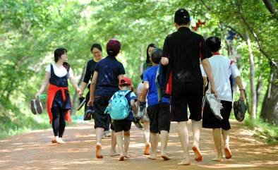(사진설명 계족산 황톳길을 맨발로 걷는 사람들)
대전에 위치한 계족산 황톳길이 오는 12일 오후 3시부터 ‘숲속음악회’와 함께 문을 활짝 연다. 계족산 황톳길은 고객 중심의 ‘색다른 주류문화’를 선도하는 주류회사 맥키스社(옛 선양 / 회장 조웅래)가 사회공헌 차원에서 만들어 운영하는 색다른 힐링숲길이다.