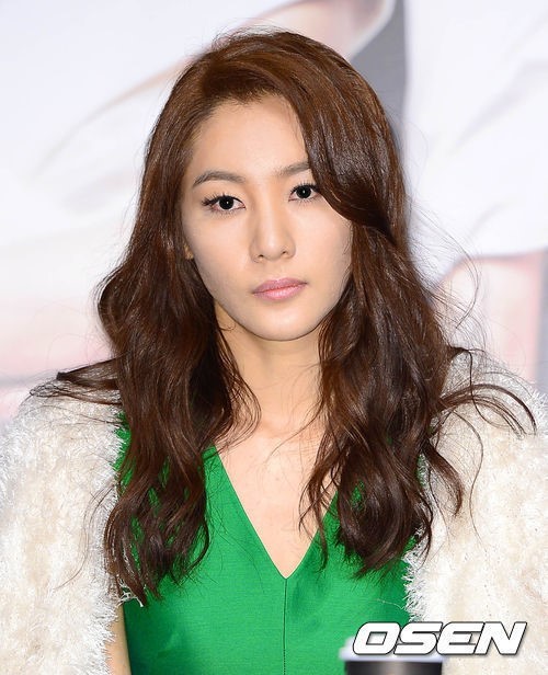 윤지민(윤지영/영화배우/모델/더블엠엔터테인먼트)
배우 권민이 아내 윤지민이 성형을 하지 않은 자연미인이라고 밝혀 눈길을 끌고 있다.