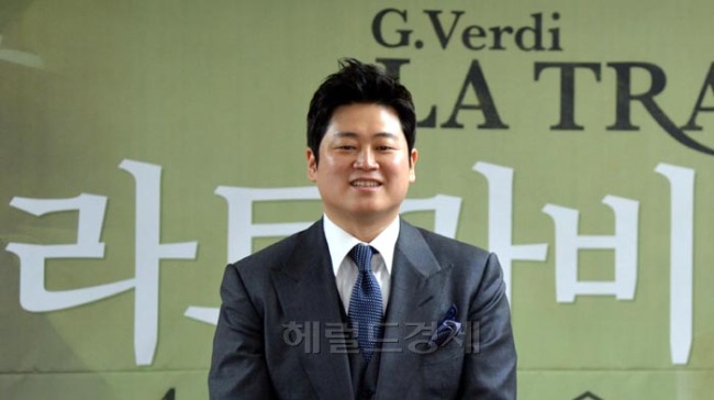 강요셉(성악가/베를린도이치오페라극장주역가수)
테너 강요셉(알프레도 역)이 10일 서울 광화문 세종문화회관에서 열린 국립오페라단 ‘라트라비아타’ 기자회견을 마치고 포즈를 취하고 있다. 국립오페라단 ‘라트라비아타’는 24일부터 27일까지 서울 예술의전당 오페라극장에서 공연된다.