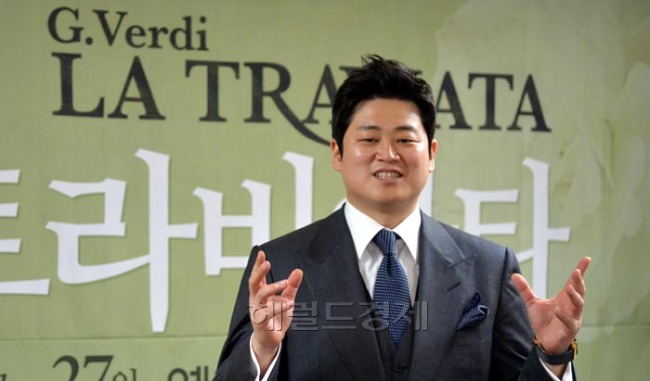 강요셉(성악가/베를린도이치오페라극장주역가수)
테너 강요셉(알프레도 역)이 10일 서울 광화문 세종문화회관에서 열린 국립오페라단 ‘라트라비아타’ 기자회견을 마치고 포즈를 취하고 있다. 국립오페라단 ‘라트라비아타’는 24일부터 27일까지 서울 예술의전당 오페라극장에서 공연된다.