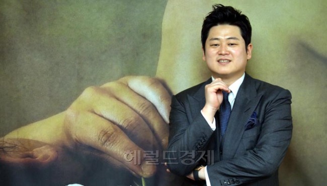 강요셉(성악가/베를린도이치오페라극장주역가수)
테너 강요셉(알프레도 역)이 10일 서울 광화문 세종문화회관에서 열린 국립오페라단 ‘라트라비아타’ 기자회견을 마치고 포즈를 취하고 있다. 국립오페라단 ‘라트라비아타’는 24일부터 27일까지 서울 예술의전당 오페라극장에서 공연된다.