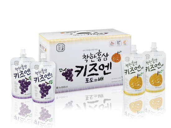 농협홍삼(대표이사 안종일)은 아이들을 위한 홍삼음료 ‘착한홍삼 키즈엔’을 10일 출시했다. ‘착한홍삼 키즈엔’은 100% 국산 원료를 사용하고, 합성감미료, 합성착향료, 합성보존료(안식향산나트륨) 등 합성첨가물을 넣지 않고 만든 어린이 건강음료다.