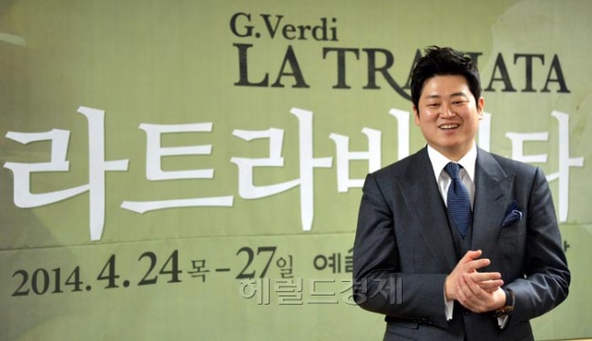 강요셉(성악가/베를린도이치오페라극장주역가수)
테너 강요셉(알프레도 역)이 10일 서울 광화문 세종문화회관에서 열린 국립오페라단 ‘라트라비아타’ 기자회견을 마치고 포즈를 취하고 있다. 국립오페라단 ‘라트라비아타’는 24일부터 27일까지 서울 예술의전당 오페라극장에서 공연된다.