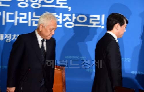 김한길(좌부터/국회의원/전장관/새정치민주연합서울광진갑공동대표),안철수(국회의원/새정치민주연합공동대표)
김한길.안철수 새정치민주연합 공동대표가 10일 오후 서울 여의도 국회 당대표실에서 기자회견을 열고 기초선거 정당공천폐지 철회에 대한 입장을 밝힌후 회견장을 떠나고 있다.