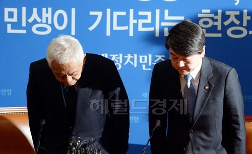 김한길(좌부터/국회의원/전장관/새정치민주연합서울광진갑공동대표),안철수(국회의원/새정치민주연합공동대표)
안철수.김한길 새정치민주연합 공동대표가 10일 오후 서울 여의도 국회 당대표실에서 기초선거 정당공천 관련 기자회견을 마친후 인사를 하고 있다.
안대표는 이날 회견에서 국민과 당원의 뜻에 따라 이번 지방선거에서 기초단체장 기초 의원 후보에 대해 정당 공천을 하기로 결정했다. 말하며 과정과 이유야 어떠했든 저희마저 약속을 지키지 못하게 된 것에 대해 국민께 사과 드린다 말했다.