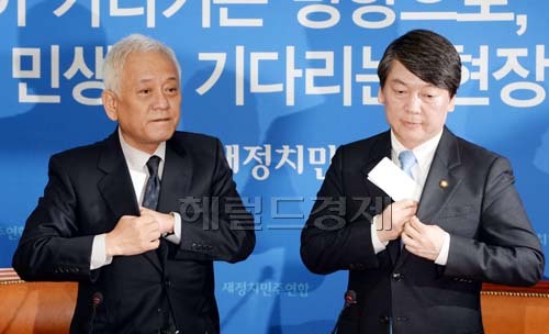 김한길(좌부터/국회의원/전장관/새정치민주연합서울광진갑공동대표),안철수(국회의원/새정치민주연합공동대표)
김한길.안철수 새정치민주연합 공동대표가 10일 오후 서울 여의도 국회 당대표실에서 기자회견을 열고 기초선거 정당공천폐지 철회에 대한 입장을 밝힌후 회견장을 떠나고 있다.