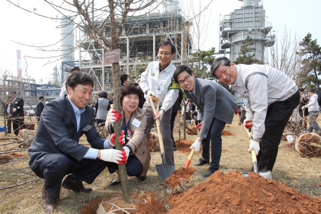 삼성토탈이 10일 충남 서산에 위치한 대산공장에서 임직원과 가족 500여명이 참석한 가운데 ‘2014 우리 공장 푸르게’ 식목 행사를 열었다.
올해로 6회째를 맞은 식목행사에서 임직원과 가족들은 공장 곳곳에 매실나무 등 과실수 40여 그루와 개나리, 페츄니아, 사사나무 등 꽃화분 1만여개를 심었다.