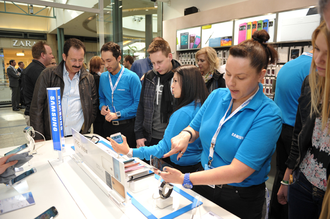 Customers look at Samsung Electronics’ Galaxy S5 at a preview event in Oberhausen, Germany, in March.   Samsung Electronics