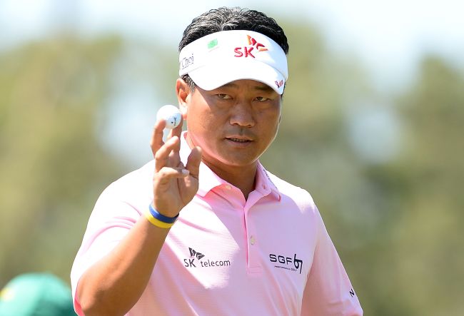 최경주(골퍼)
No nerves. No worries. Adam Scott never knew the opening round at Augusta National could be so enjoyable.
Korea’s Choi Kyung-ju acknowledges the crowd after putting on the 18th green at the Masters on Thursday.   AFP-Yonhap