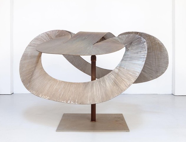 마크 디 수베로 Steel Cloud (for Po Chū-Yi ) 2010, 152.4 x 81.3 x 129.5cm.©Mark Di Suvero.Courtesy Paula Cooper Gallery,New York, and JamesCohan Gallery, Shanghai. [사진=Jeffrey Price]
조각가 마크 디 수베로(81)의 작품이 중국 상하이에서 전시된다. 미국 뉴욕을 무대로 활동해온 수베로의 개인전이 중국에서 열리는 것은 이번이 처음이다.