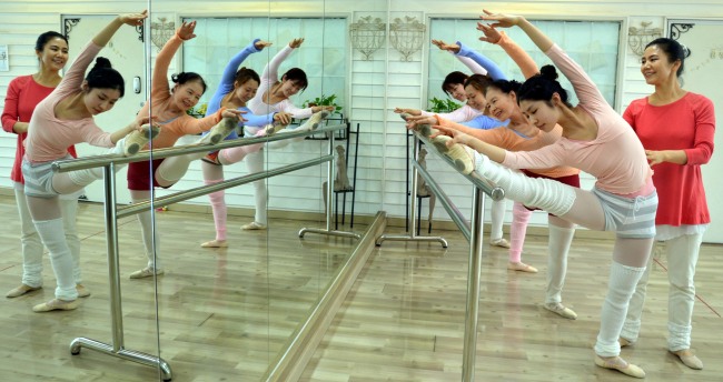 Students, aged between 25 and 74, practice ballet for nonprofessionals with principal Na Sun-young at Ballet Na Studio in the Hongdae area, Seoul. (Kim Myung-sub/The Korea Herald)