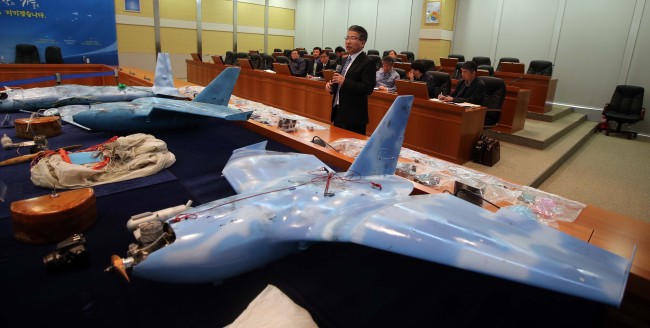 Kim Jong-sung, chief of UAV system development at the Agency for Defense Development, announces the interim results of its probe into three drones, presumably from North Korea, at the agency in Daejeon on Friday.   Joint Press Corps
