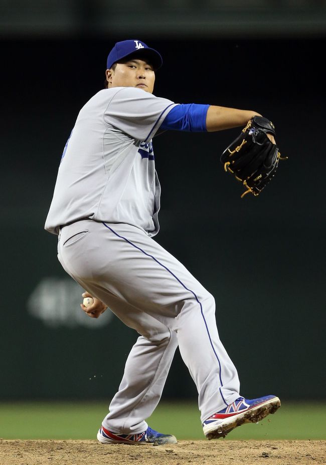 VICTORY NO. 2: Dodgers’ starter Ryu Hyun-jin picked up his second victory on Friday, as Los Angeles beat Arizona 6-0. The Korean, pitching on an extra day’s rest, threw seven dominant innings, allowing two hits, striking out eight and walking one. He retired 18 of his last 19 batters and allowed only a pair of singles by Miguel Montero.   AFP-Yonhap