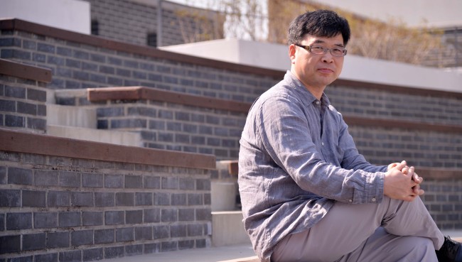 Ryu Hyeong-sun poses for a photo prior to an interview with The Korea Herald at the National Gugak Center in southern Seoul last week.   Lee Sang-sub/The Korea Herald