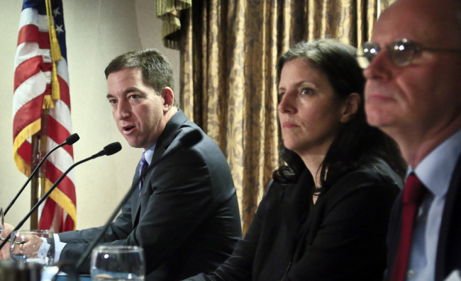 The Guardian’s Glenn Greenwald (left), Laura Poitras (center) and Ewen MacAskill hold a press conference following the Polk Awards luncheon in New York on Friday.   AP-Yonhap