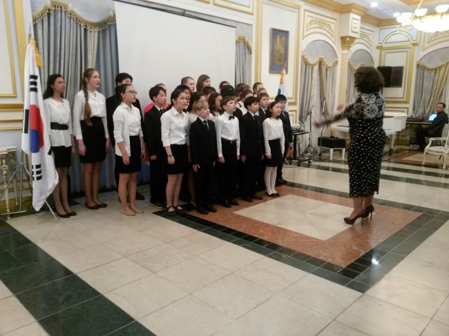 Youths from the “Moscovia” Russian Embassy School Ensemble perform during a commemorative concert for the late Liudmila Nam, a famous Russian mezzo-soprano vocalist, at the Russian chancery in Seoul on Friday.   Philip Iglauer/The Korea Herald