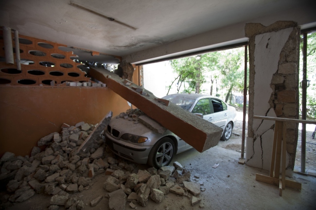 A car on the set of the film “Murder in Pacot” at a home that was damaged in the 2010 earthquake in Port-au-Prince, Haiti, Friday    AP-Yonhap