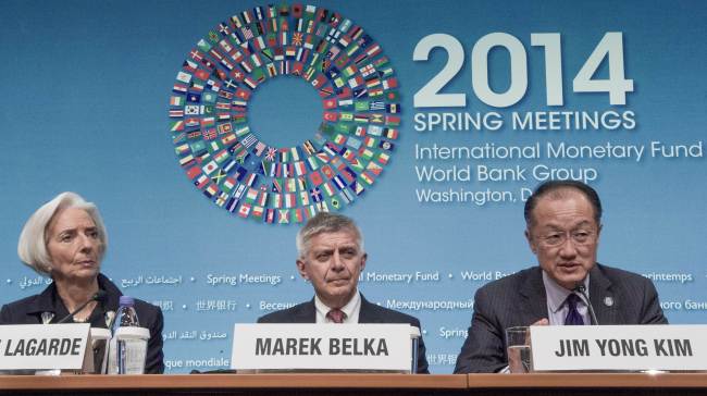 IMF Managing Director Christine Lagarde (left), Poland’s Finance Minister Marek Belka (center) and World Bank President Jim Yong Kim conduct a press conference at the 2014 Spring Meeting of the International Monetary Fund and the World Bank Group in Washington, Saturday.   AFP-Yonhap