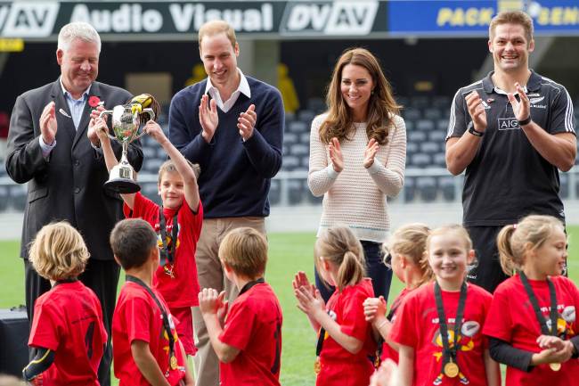 New Zealand Rugby CEO Steve Tew (from left) along with Britain’s Prince William, his wife Kate, the Duchess of Cambridge, and All Blacks captain Richie McCaw congratulate Clutha, as their captain Henry Craig holds up the trophy after winning the young players’ rugby tournament at Forsyth Barr Stadium in Dunedin, New Zealand, Sunday.   AP-Yonhap
