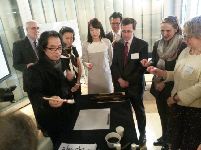 French Ambassador Jerome Pasquier (third from right) looks on as Kang Byung-in (left) demonstrates his adept brush work during the fifth meeting of the Corea Image Communication Institute’s current session at the Institut Francais in Seoul on Tuesday. (Philip Iglauer/The Korea Herald)