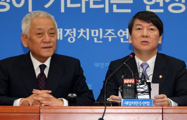 New Politics Alliance for Democracy cochairmen Ahn Cheol-soo (right) and Kim Han-gil hold a press conference at the National Assembly in Seoul. (Yonhap)