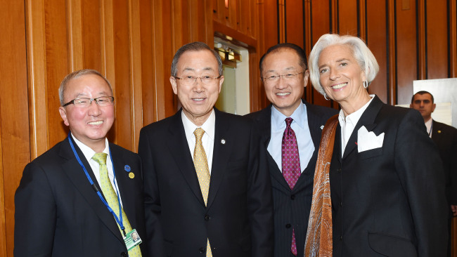 G20 재무장관ㆍ중앙은행총재회의 참석차 미국 워싱턴을 방문중인 현오석(왼쪽 첫번째) 부총리 겸 기획재정부 장관이 11일(현지시각) 세계은행에서 반기문 UN사무총장, 김용 WB총재, 크리스틴 라가르드 IMF총재를 만나 기념사진을 찍고 있다. [사진제공=기획재정부]