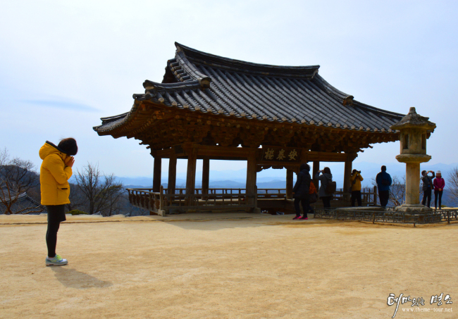 영주 봉황산 부석사
무량수전 앞 안양루의 위용. 한 여행객이 석탑을 향해 합장하고 있다.