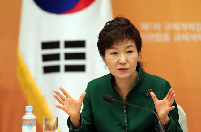박근혜(대통령/대한민국대통령)
박근혜 대통령은 14일 서울 중구의 특성화고인 성동공고를 찾았다. 청년 고용률을 높이기 위한 고졸취업과 맞춤형 직업교육의 중요성을 강조하기 위한 것이다. 지난 1월 스위스 순방 때 베른상공업직업학교를 직접 방문해 스위스의 선진 직업교육 시스템의 벤치마킹을 모색한 것의 연장선상에 있는 행보다.
