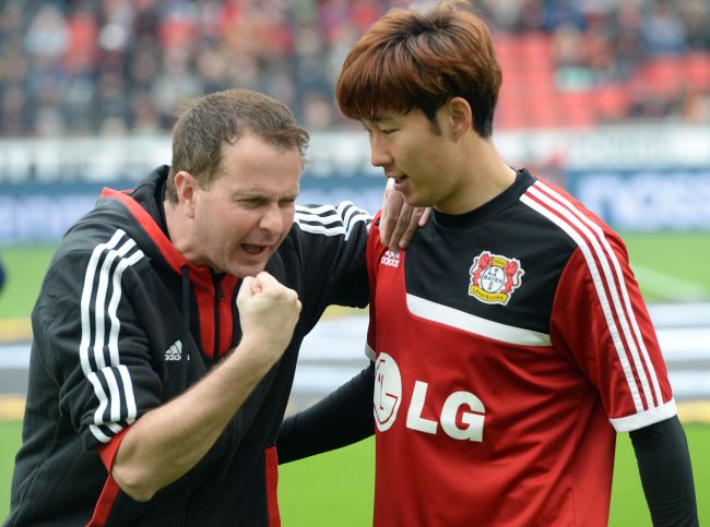 Leverkusen’s new head coach Sascha Lewandowski and striker Son Heung-min talk strategy ahead of their match on Sunday.   AFP-Yonhap