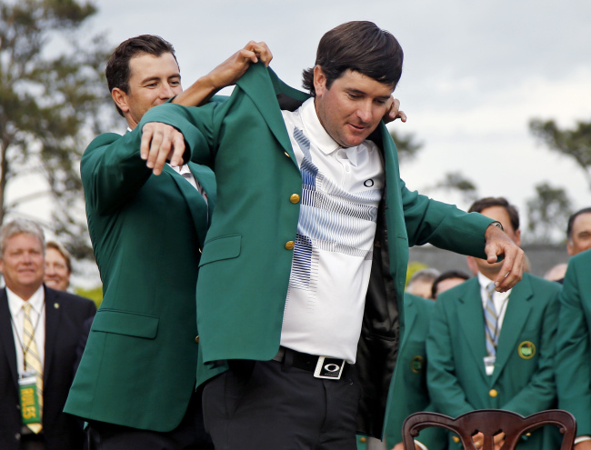 Defending Masters champion Adam Scott helps Bubba Watson put on his green jacket in Augusta, Georgia, Sunday. AP-Yonhap