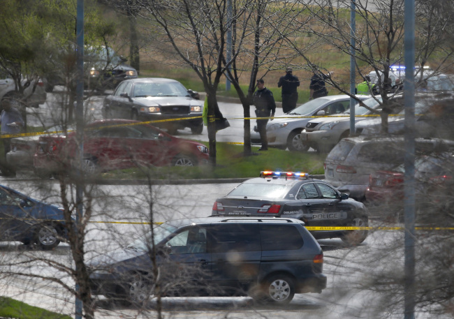 Authorities work behind a police line near the location of a shooting at the Jewish community center in Overland Park, Kansas, Sunday.   AP-Yonhap