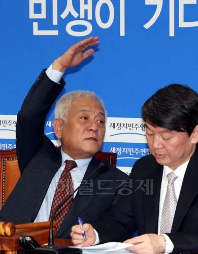 김한길(좌부터/국회의원/전장관/새정치민주연합서울광진갑공동대표),안철수(국회의원/새정치민주연합공동대표)
김한길 새정치민주연합 공동대표가 14일 오전 서울 여의도 국회에서 열린 최고위원회의에 참석해 당직자에게 무언가를 지시 하고 있다.