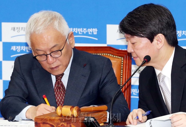 김한길(좌부터/국회의원/전장관/새정치민주연합서울광진갑공동대표),안철수(국회의원/새정치민주연합공동대표)
새정치민주연합이 기초선거에서 정당공천하지 않기로 했다가 이를 전면 철회하면서 정당지지율이 급격하게 떨어지고 있다. 새정치연합은 주간 최대 낙폭을 기록하며 창당선언 이래 가장 낮은 지지율을 기록했다. 반면 박근혜 대통령과 새누리당의 지지율은 동반상승하며 무공천 반사이익을 제대로 얻고 있다.