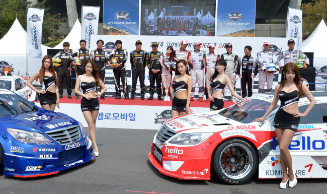 14일 오전 서울 잠실주경기장 앞 주차장에서 진행된 ‘2014 CJ 헬로모바일 슈퍼레이스 챔피언십’ 미디어데이에서 참석자들이 포즈를 취하고 있다.
올해로 9년째를 맞이하는 ‘2014 CJ 헬로모바일 슈퍼레이스 챔피언십’은 오는 4월20일 태백 레이싱파크에서 열리는 개막전을 시작으로 총 8전으로 진행되며 일본과 중국에서 3회를 개최할 예정이다.