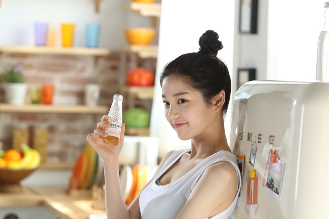 이유비(이유진/탤런트)
음료시장에 장수브랜드 광고 대결이 뜨겁다. 특히 이들 장수 브랜드는 얼굴이 잘 알려진 톱스타보다는 신인급 연기자나 젊은 신선한 이미지의 가수 등을 광고 모델를 경쟁적으로 발탁하며 일종의 ‘회춘(?)’ 대결도 불사하고 있다.