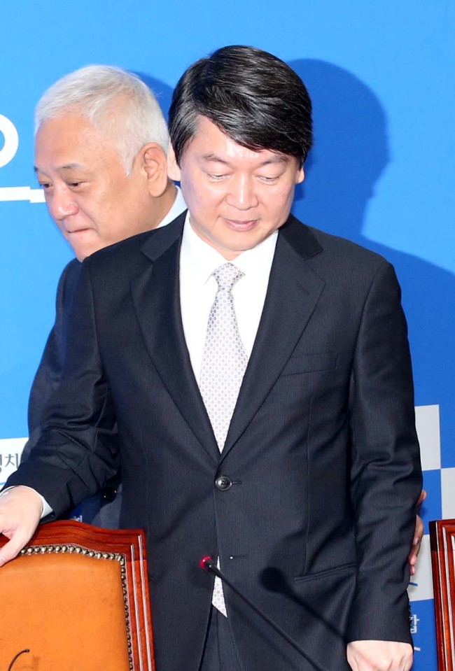 New Politics Alliance for Democracy cochairmen Reps. Ahn Cheol-soo (front) and Kim Han-gil attend a meeting with supreme council members at the National Assembly on Monday.
Lee Gil-dong/The Korea Herald