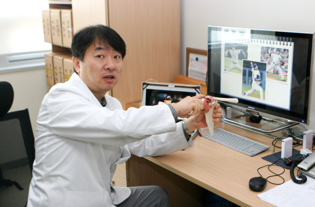 유연식(의사/교수/한림대학교동탄성심병원교수/한림대학교교수)건강/톱/<젊은 명의들 18>  “야구선수를 꿈꾸던 소년에서 어깨관절 권위자가 되기까지”-copy(o)1