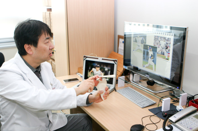 유연식(의사/교수/한림대학교동탄성심병원교수/한림대학교교수)건강/톱/<젊은 명의들 18>  “야구선수를 꿈꾸던 소년에서 어깨관절 권위자가 되기까지”-copy(o)1