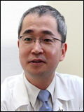 신용삼(교수/의사/가톨릭대학교교수/가톨릭대학교서울성모병원센터장)
심장질환자 2명중 1명은 뇌혈관 질환자라는 연구결과가 발표됐다. 서울성모병원 심뇌혈관센터 신용삼(신경외과,센터장) ㆍ송현·강준규(흉부외과)·김범수(영상의학과) 교수팀이 2009년부터 2012년까지 3년간 심장수술을 받았거나 수술이 필요한 남성 155명, 여성 94명, 총 249명의 환자를 CT나 MRI로 뇌혈관질환 검사를 한 결과 53.4%인 133명에서 뇌혈관 질환이 발견되었다.