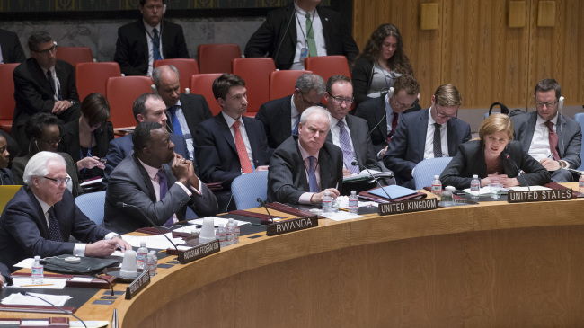 <YONHAP PHOTO-0664> Samantha Power, the United State’s ambassador to the United Nations, right, speaks alongside Mark Lyall Grant, the United Kingdom’s ambassador to the United Nations, center right, Eugene Richard Gasana, Rwanda’s ambassador to the United Nations, center left, and Vitaly Churkin, the Russian Federation’s ambassador to the United Nations, left, during an U.N. Security Council emergency meeting called at Russia's request to discuss the growing crisis in Ukraine, Sunday, April 13, 2014, at United Nations headquarters. The meeting comes as the new Ukrainian government declared it would deploy armed forces to quash an increasingly bold pro-Russian insurgency in its eastern region. (AP Photo/John Minchillo)/2014-04-14 11:53:20/ <저작권자 ⓒ 1980-2014 ㈜연합뉴스. 무단 전재 재배포 금지.>
Samantha Power, the United States’ ambassador to the United Nations, speaks alongside Mark Lyall Grant, the United Kingdom’s ambassador to the United Nations, Eugene Richard Gasana, Rwanda’s ambassador to the United Nations, and Vitaly Churkin, the Russian Federation’s ambassador to the United Nations, during a U.N. Security Council emergency meeting called at Russia’s request to discuss the growing crisis in Ukraine, at United Nations headquarters on Sunday.   AP-Yonhap