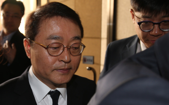 신헌(기업인/롯데쇼핑백화점사업부문대표이사사장)
The former head of Lotte Homeshopping was questioned on Monday for allegedly receiving billions of won in cash kickbacks from local subcontractors.
Shin Heon